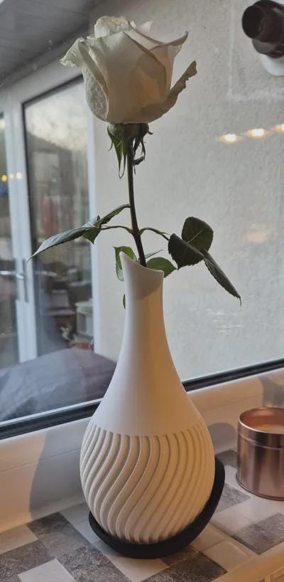 Vase ondulé avec plaque enveloppante | Décoration d'intérieur minimaliste | Sculptural | Décoration de bureau contemporaine